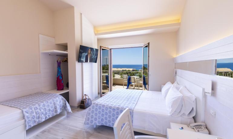 Camera luminosa con vista mare, arredi moderni e atmosfera rilassante.