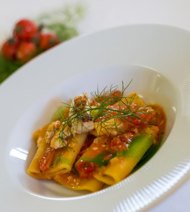 Deliziosa pasta con sugo di pomodoro e finocchietto.